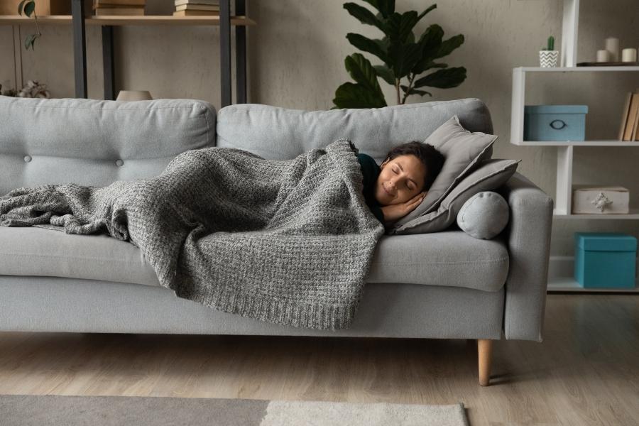 Auf dem Sofa schlafen