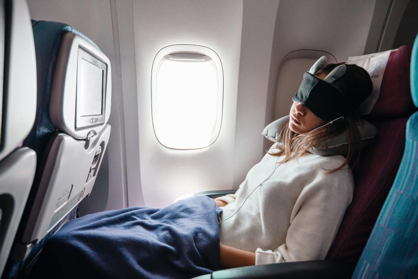 Im Flugzeug schlafen – mit dem richtigen Kissen wirklich erholsam