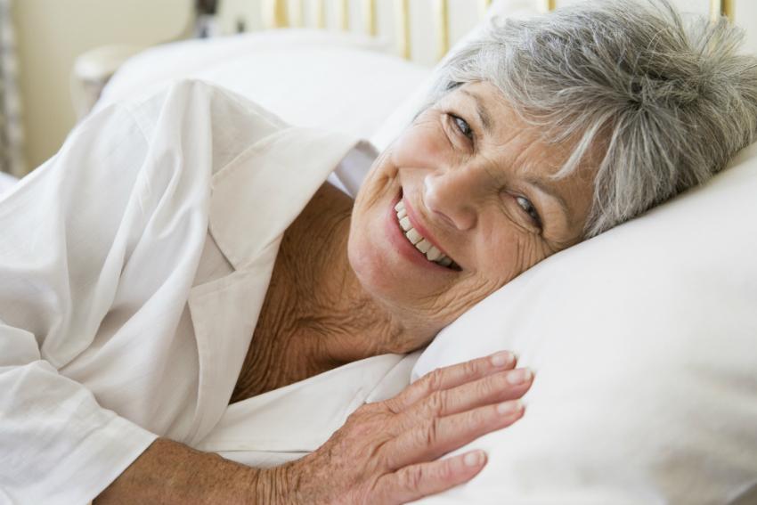 Erholsamer Schlaf durch ein Seniorenbett
