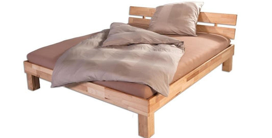 Ein Bett aus Buchenholz