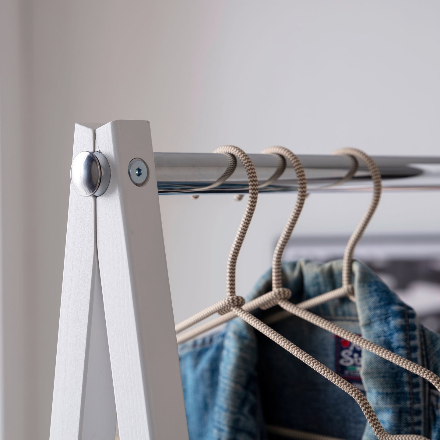 Bubema Skadi - Standgarderobe aus massivem Fichtenholz, weiß lackiert
