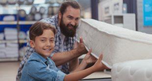 Vater und Sohn beim Matratzenneukauf -Neue Matratze: Eingewöhnungszeit und körperliche Umstellung