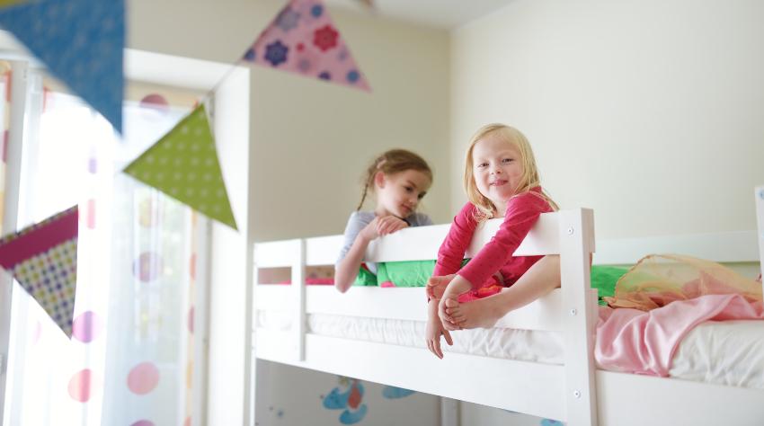 2 Mädchen oben im Etagenbett für Kinder