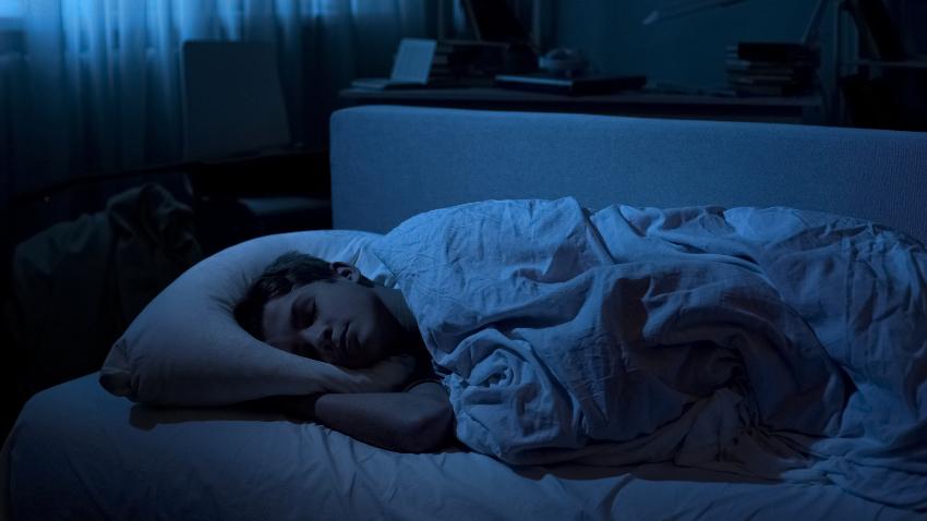 Junger Mann schläft - möglicherweise das Kleine-Levin-Syndrom
