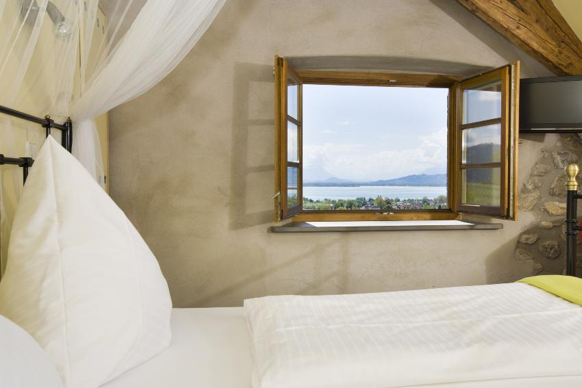 Offenes Fenster im Schlafzimmer regelt auch die optimale Temperatur im Schlafzimmer