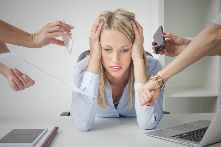 Frau ist gestresst vom Job 