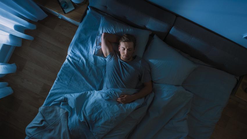 Mann schläft in großem Bett - Kurz- oder Langschläfer