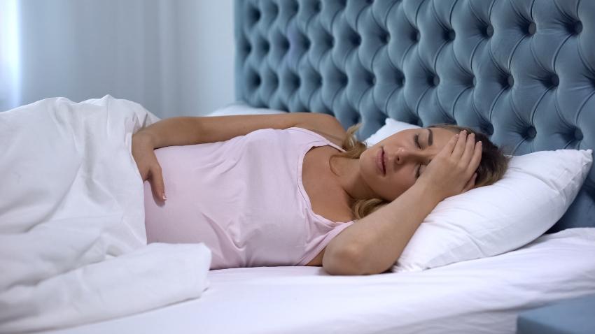 Schwangere Frau schläft schlecht