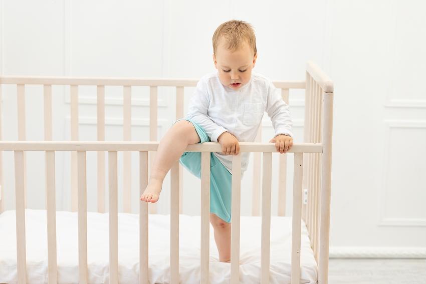 Kind steigt aus dem Bett - Rausfallschutz