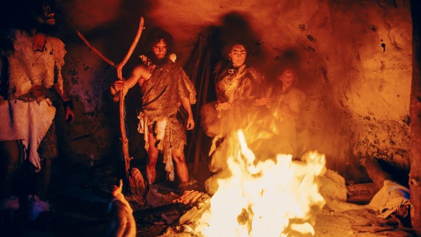 Höhlenmenschen am Feuer - die Geschichte der Schlafkultur ist sehr lang