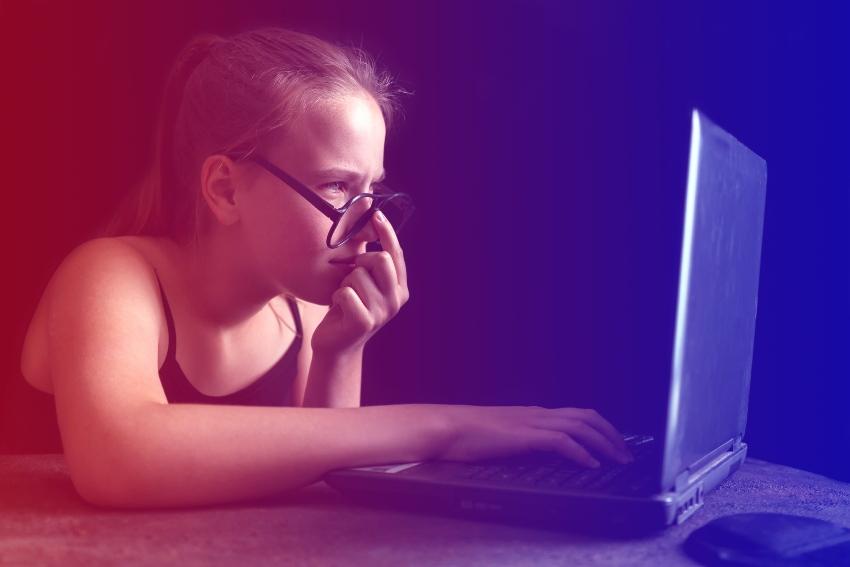 Junge Frau abends am Laptop - Schichtarbeit erleichtern durch einstellen des Nachtmodus'