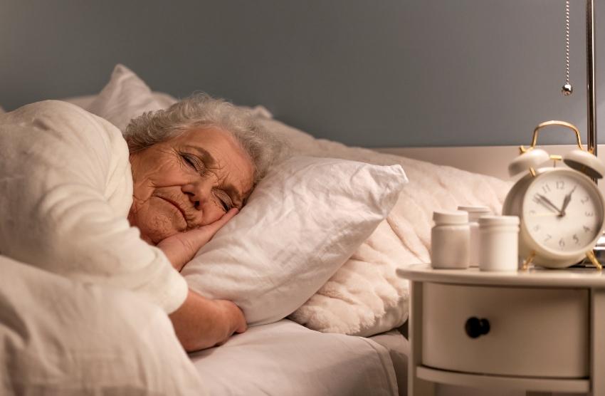 Seniorin schläft - die optimale Schlafdauer ist bei Erwachsenen im Durchschnitt 7 bis 8 Stunden