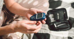 Junge Frau misst Zuckerspiegel - Diabetes Schlafstörungen