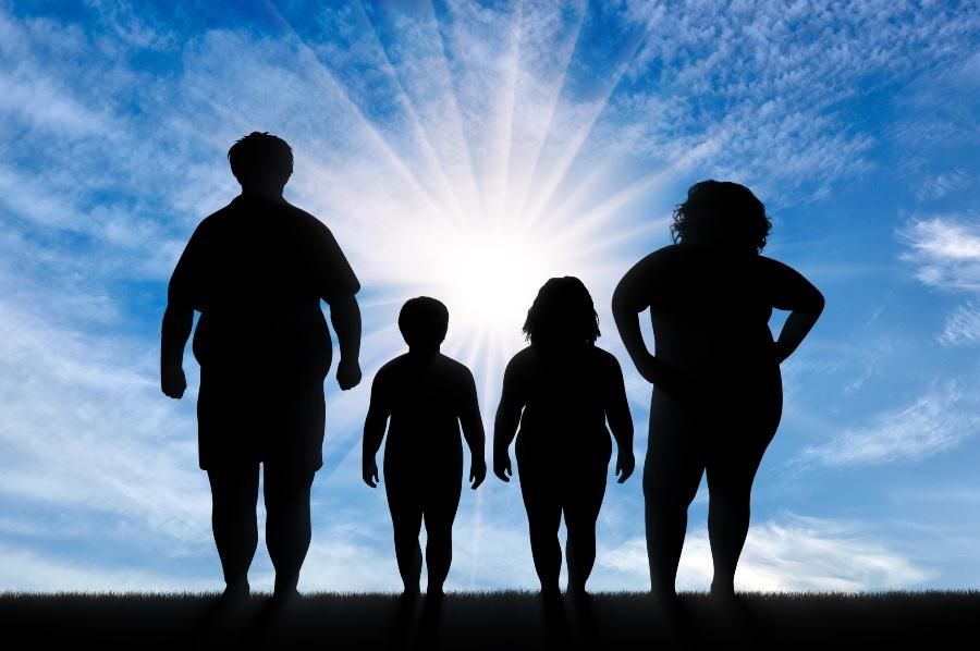 Übergewichtige Familie als Schattenfiguren 