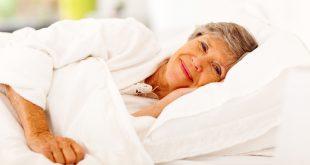 Seniorin im Bett - Inkontinenz-Matratzenauflagen