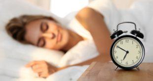 Junge Frau schläft - Die ideale Schlafenszeit