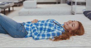 Junge Frau sucht Matratze aus - welche Matratzenart ist die beste