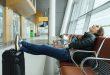 Frau schläft am Flughafen - Jetlag vermeiden