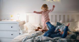 Kinder toben im Bett - Lattenrost für Kinder