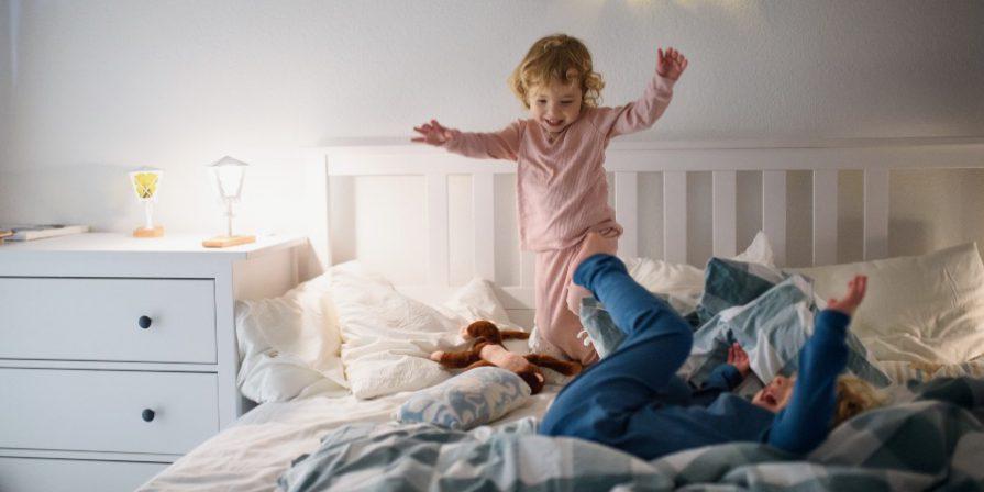 Kinder toben im Bett - Lattenrost für Kinder
