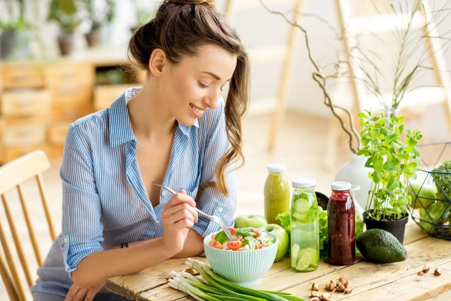 Junge Frau isst gesunden Salat