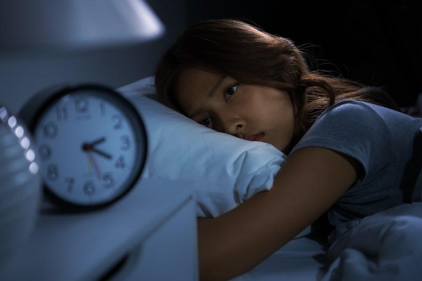 Junge Frau kann nachts nicht schlafen - Schlafrhythmus umstellen