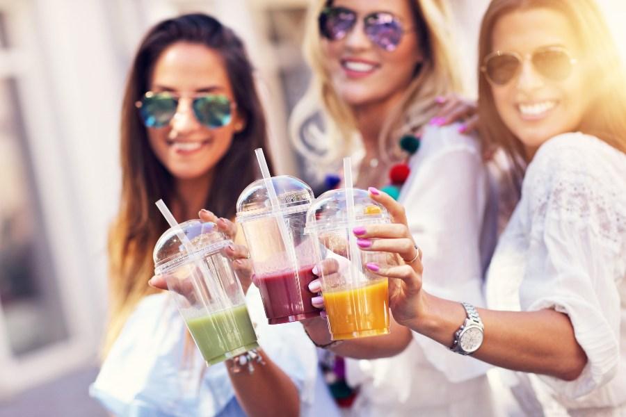 jUNGE-fRAUEN-TRINKEN-sMOOTHIES - Sommermüdigkeit vermeiden durch ausreichendes Trinken