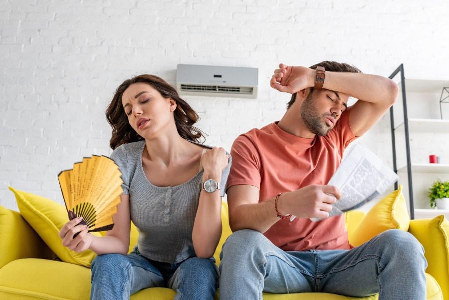 Paar-auf-Couch-Hitzeprobleme