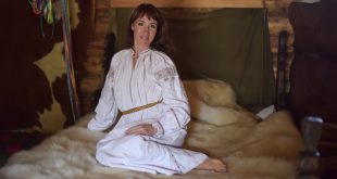 Frau in mittelalterlichem Bett