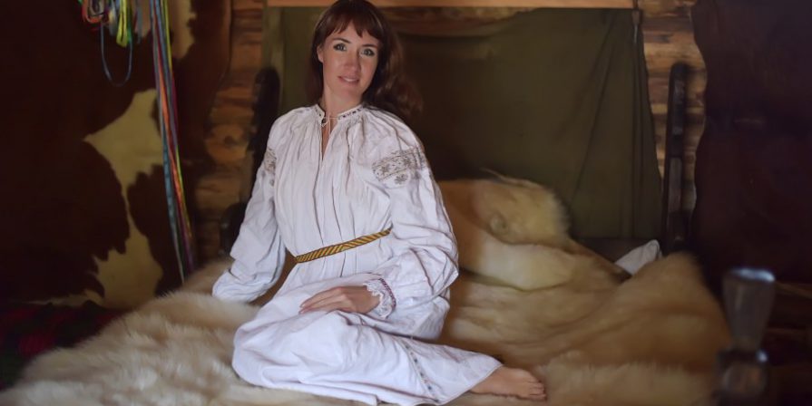 Frau in mittelalterlichem Bett