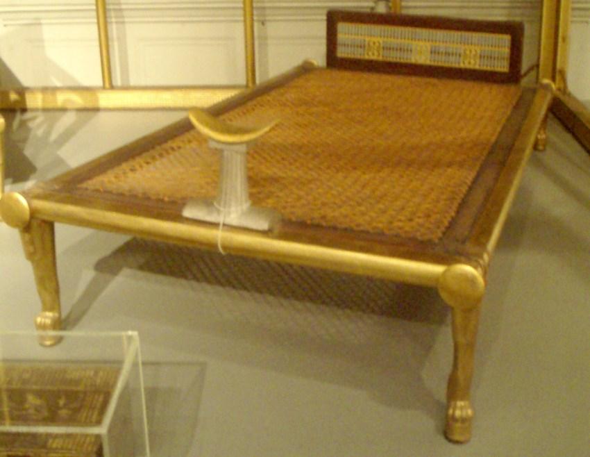 Nachbildung eines altägyptischen Bettes, ca. 2575–2528 v. Chr. - Wer hat die Matratze erfunden?