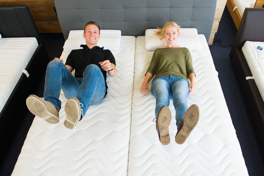 Paar testet Matratze in einem Geschäft - Matratze für das Doppelbett