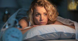 Junge Frau kann nicht schlafen - Durchschlafstörungen: Ursachen und Gegenmaßnahmen