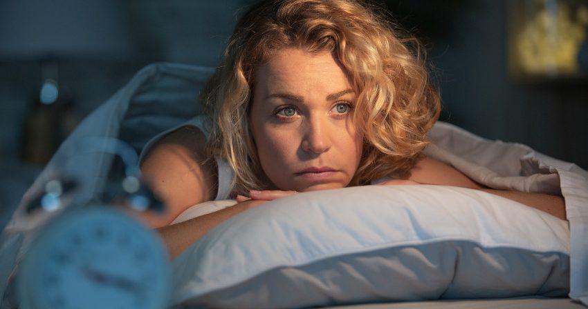 Junge Frau kann nicht schlafen - Durchschlafstörungen: Ursachen und Gegenmaßnahmen