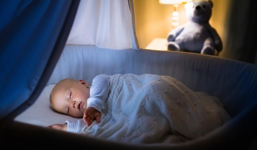 Baby schläft - Schlafbedarf von Kleinkindern