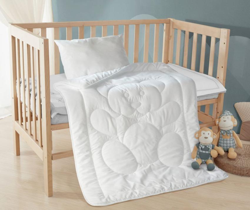 Traumhaft gut schlafen – Bettenset für Babys- und Kinder mit Bärchensteppung, Decke 100x135 cm + Kissen 40x60cm