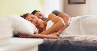 Junges-Paar-schlaeft-im-Bett - Matratze für Paare