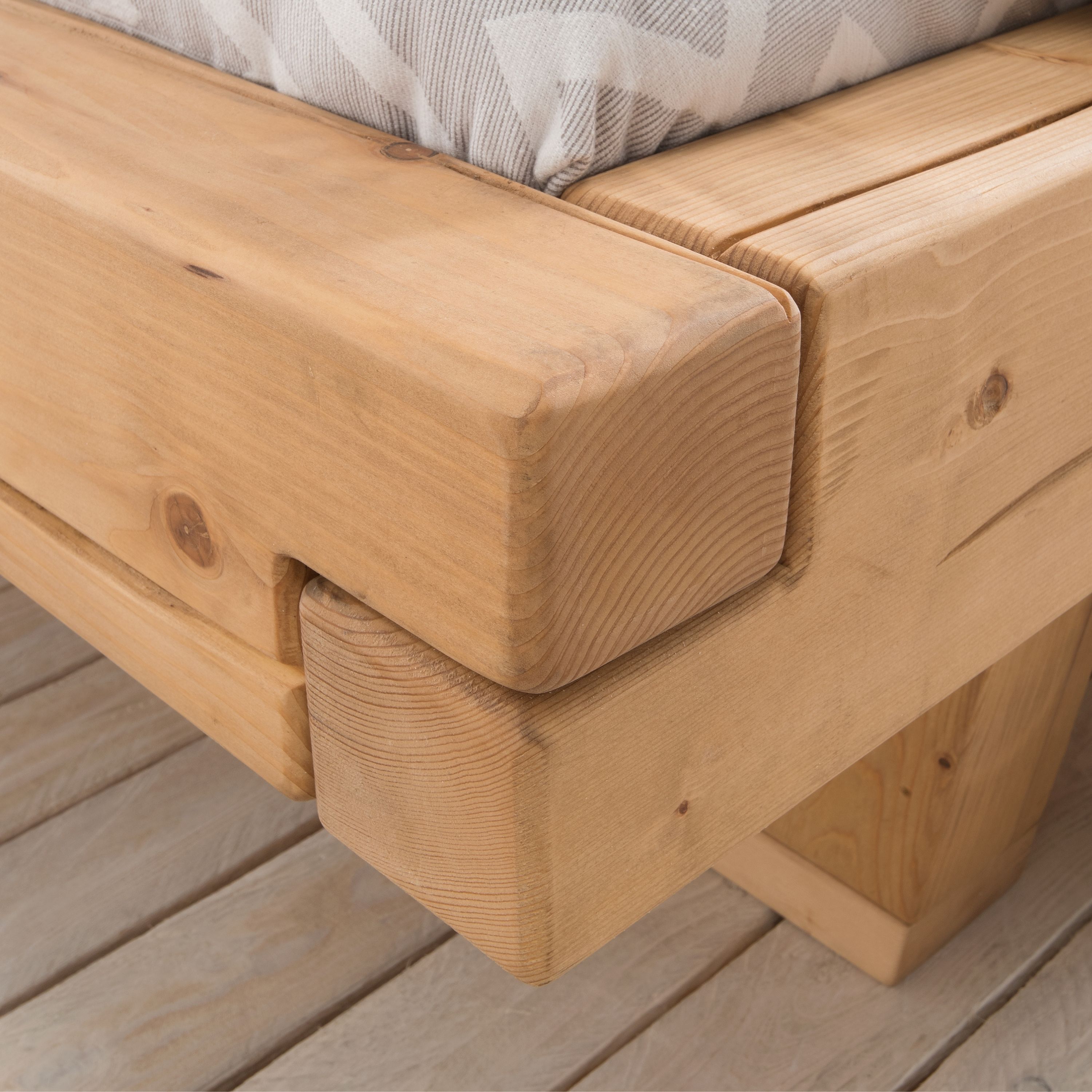 Bubema Mondera – Massivholz Balken-Bett mit Kopfteil, Holzfüße in Kufenform