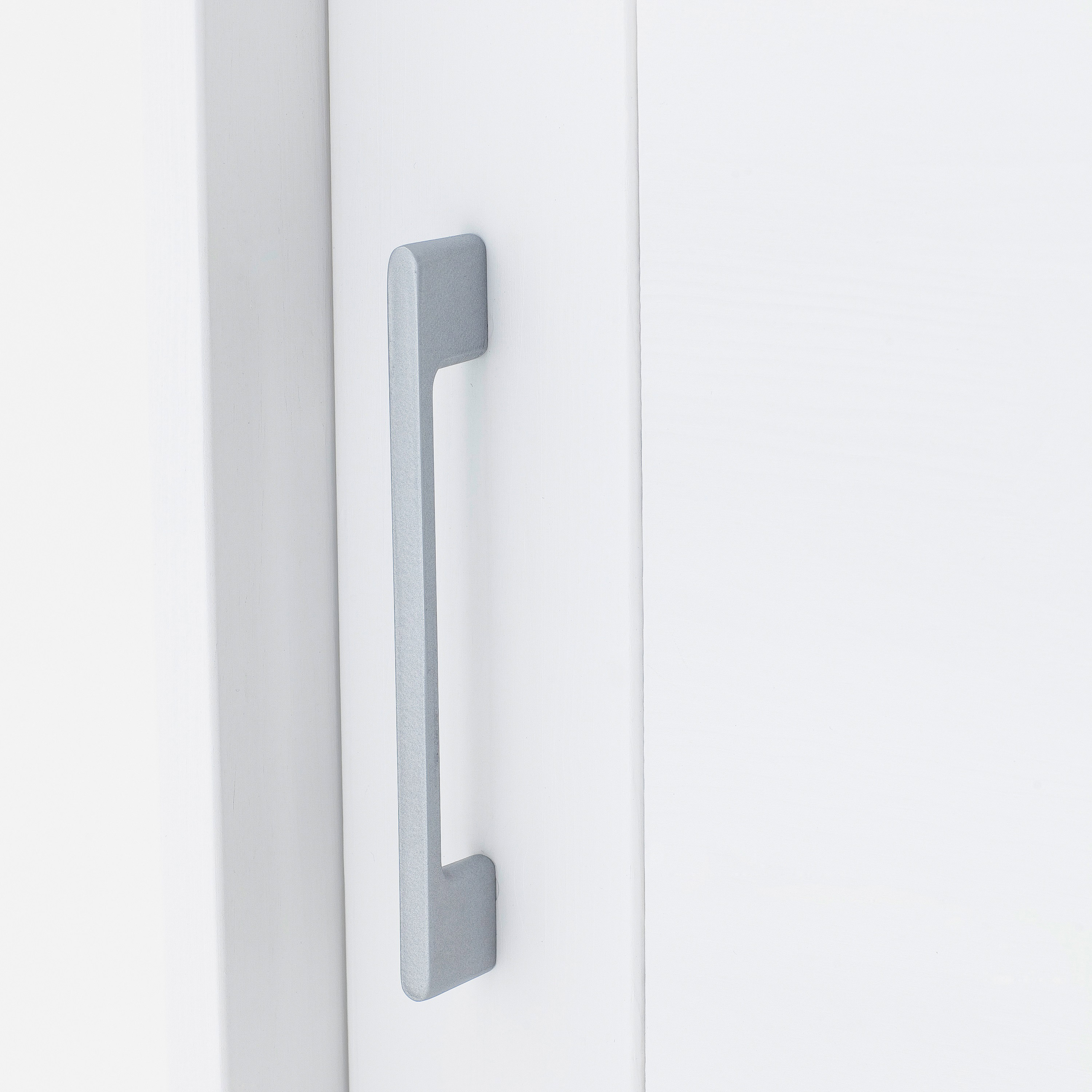 Schiebetürenschrank Skadi – aus massivem Fichtenholz, mit zwei Türen und vier Schubladen, weiß lackiert